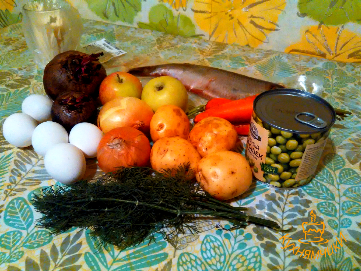 Понадобится: селедка соленая, картофель, свекла, морковь, лук репчатый, яйца, яблоки, зеленый горошек консервированный, нежный майонез (самодельный домашний например) или майонез + сметана смешанные в равных пропорциях, зелень для украшения, немного уксуса, соль по-вкусу.