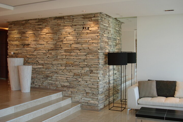 Натуральный камень в отделке стены