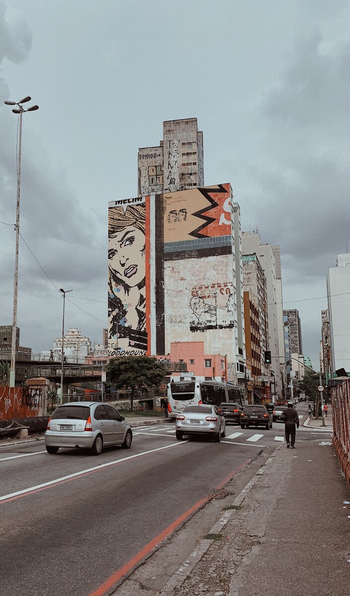 В этих заброшенных высотных домах-сквотах живут "элитные" бомжи.