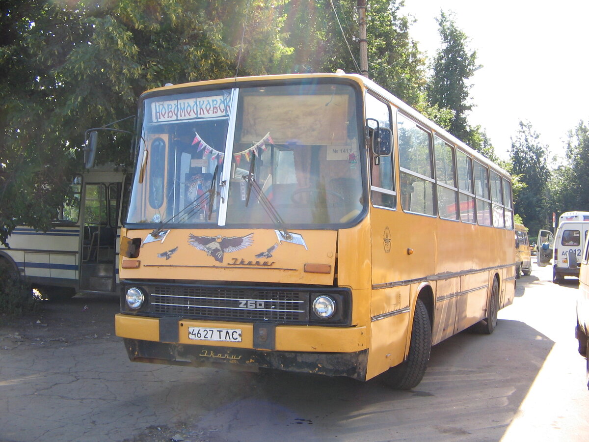 "Икарус-260.50" на автостанции у  ж./д. станции Новомосковск-1, поступил в 1993 году новым с завода, в первые годы после распада СССР еще были небольшие поставки автобусов из Венгрии, в частности хорошо помню автобусы из партии 1993 года из Тулы и Щекино, списан был в 2007 году