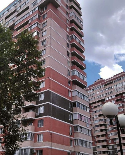 Жила я в таком вот доме. В жилом комплексе.