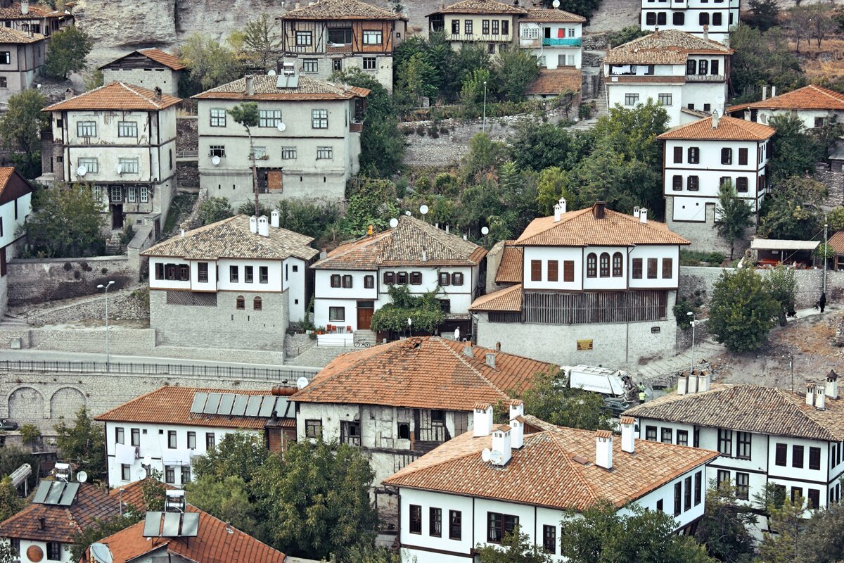(с) Дамир Байманов. Вид на Сафронболу из смотровой площадки на холме.