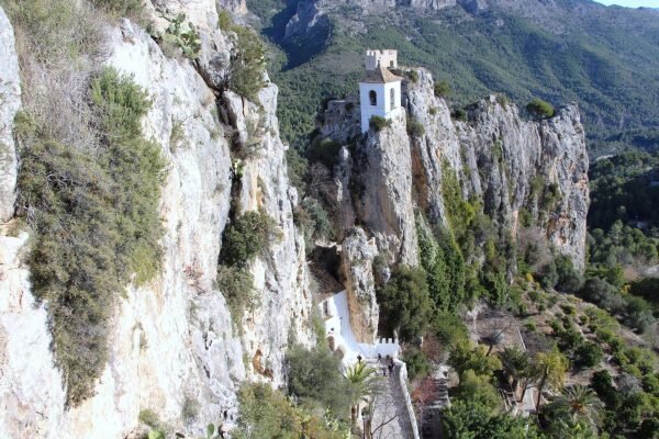 В крепости Алькасайба расположена высокая башня со смотровой площадкой, откуда открывается захватывающий вид на долину Гуадалест