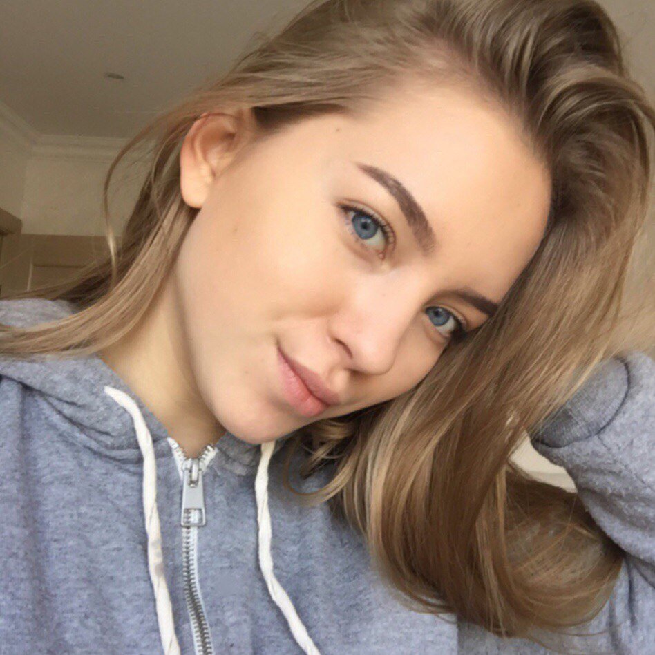 Блондинка с голубыми глазами и очаровательной улыбкой смогла притянуть на свой аккаунт в Тик Токе уже полмиллиона подписчиков.