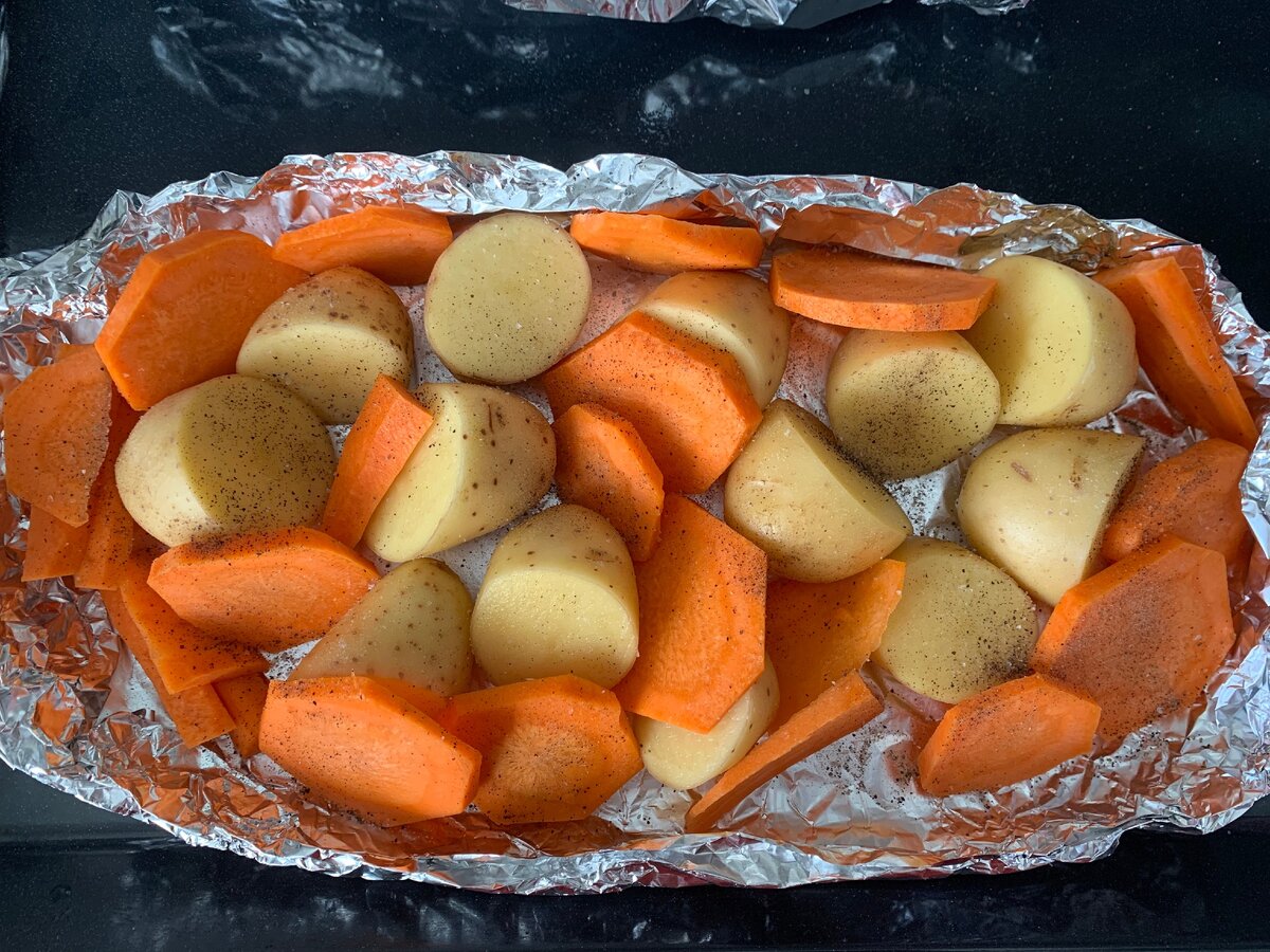 Запеченная картошка и морковка с перцем и солью.