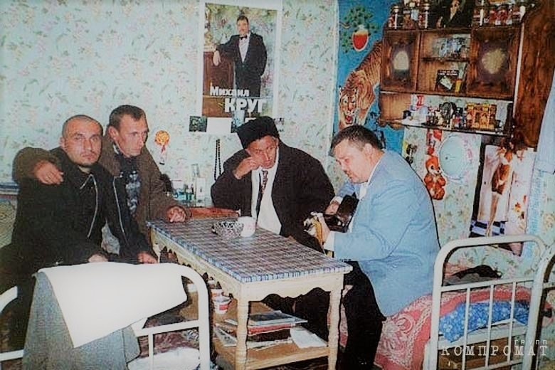 Михаил Круг поет песни в камере Саши Севера