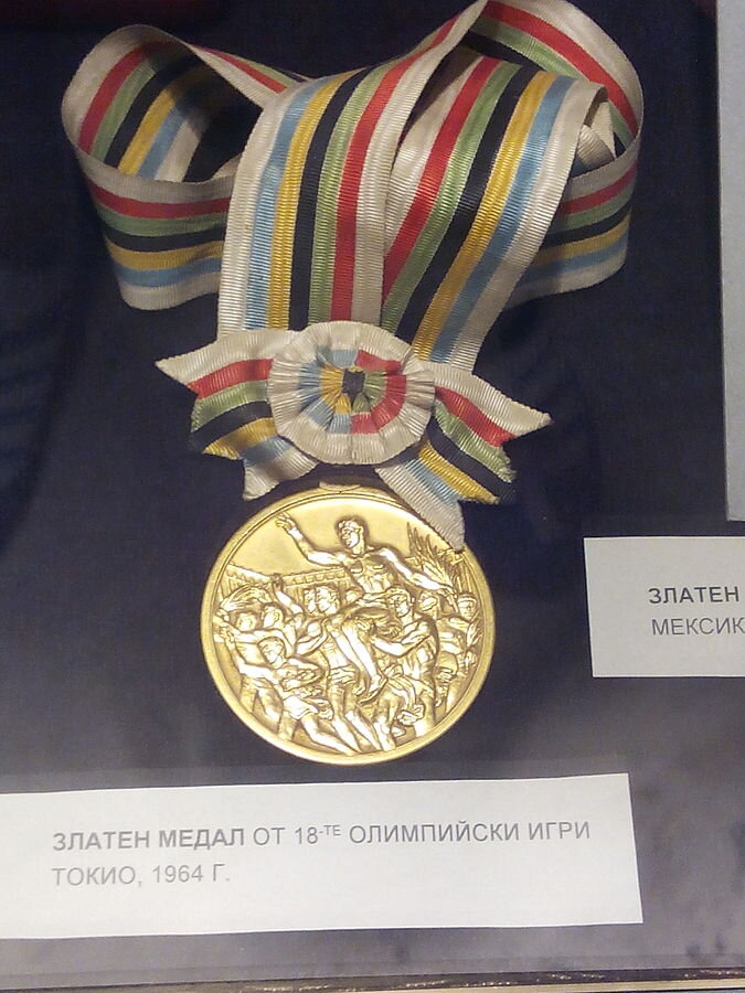 Это золотая медаль олимпийского чемпиона 1964 года (не Жаботинского) / Источник: Wikimedia