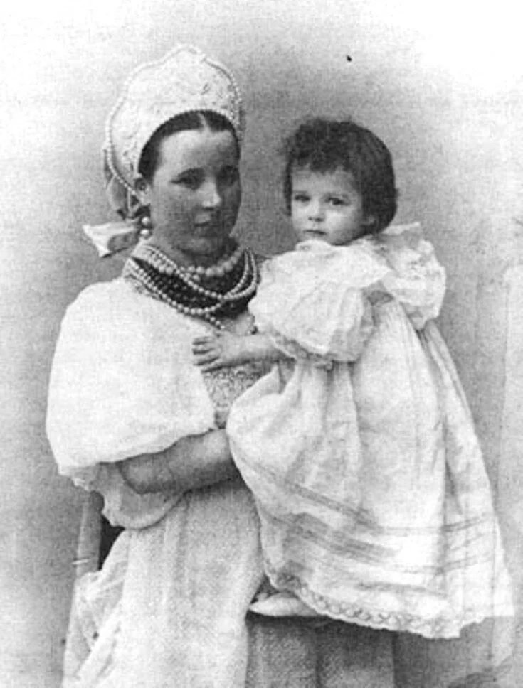 Владимир Павлович на руках у своей няни в 1898 году