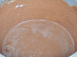 ШАГ 1:
В миске перетрите размягченное масло с сахаром. Смешайте в отдельной емкости молоко с какао-порошком, вбейте куриные яйца. Все перемешайте, вылейте в масляную смесь. Добавьте муку и разрыхлитель. Муку обязательно просейте, чтобы насытить ее кислородом, тогда выпечка получится пышной и воздушной. Замесите негустое, однородное тесто. Вылейте тесто в жаропрочную форму диаметром 23 см. Выпекайте в заранее разогретой до 190 градусов духовке около 50 минут.