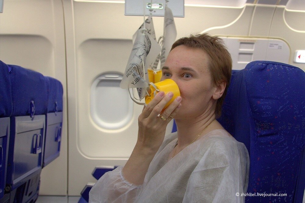 Кислородные маски в самолете. Боинг 737 кислородные маски. Кислородная маска в самолете. Кислоролнп Ямаска в самолете. Разгерметизация салона самолета
