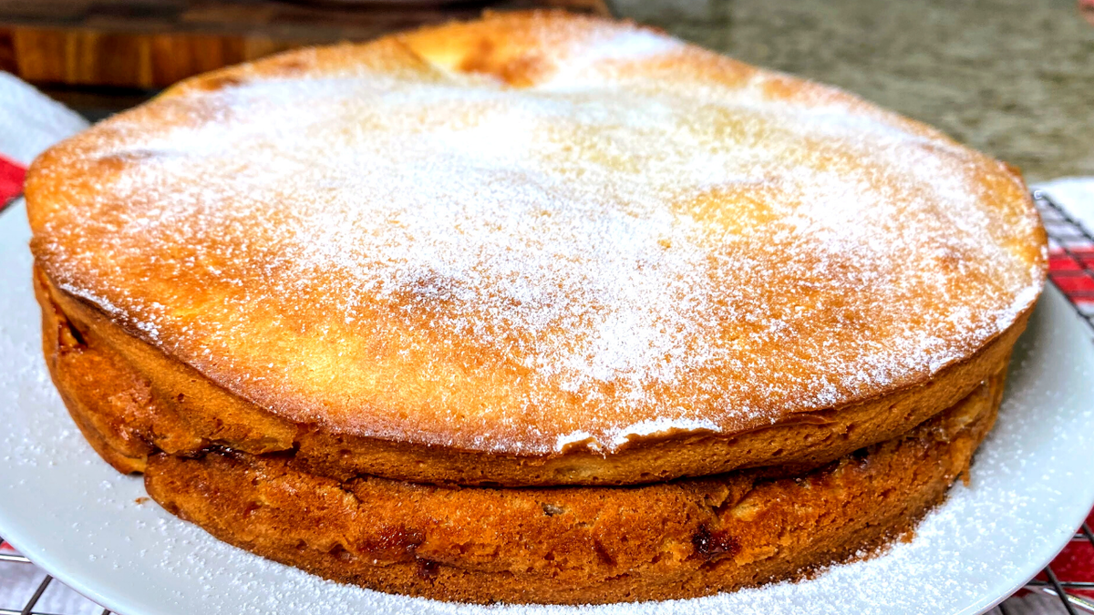 Простой пирог с яблоками на сметане. Рецепты в гостях у Вани