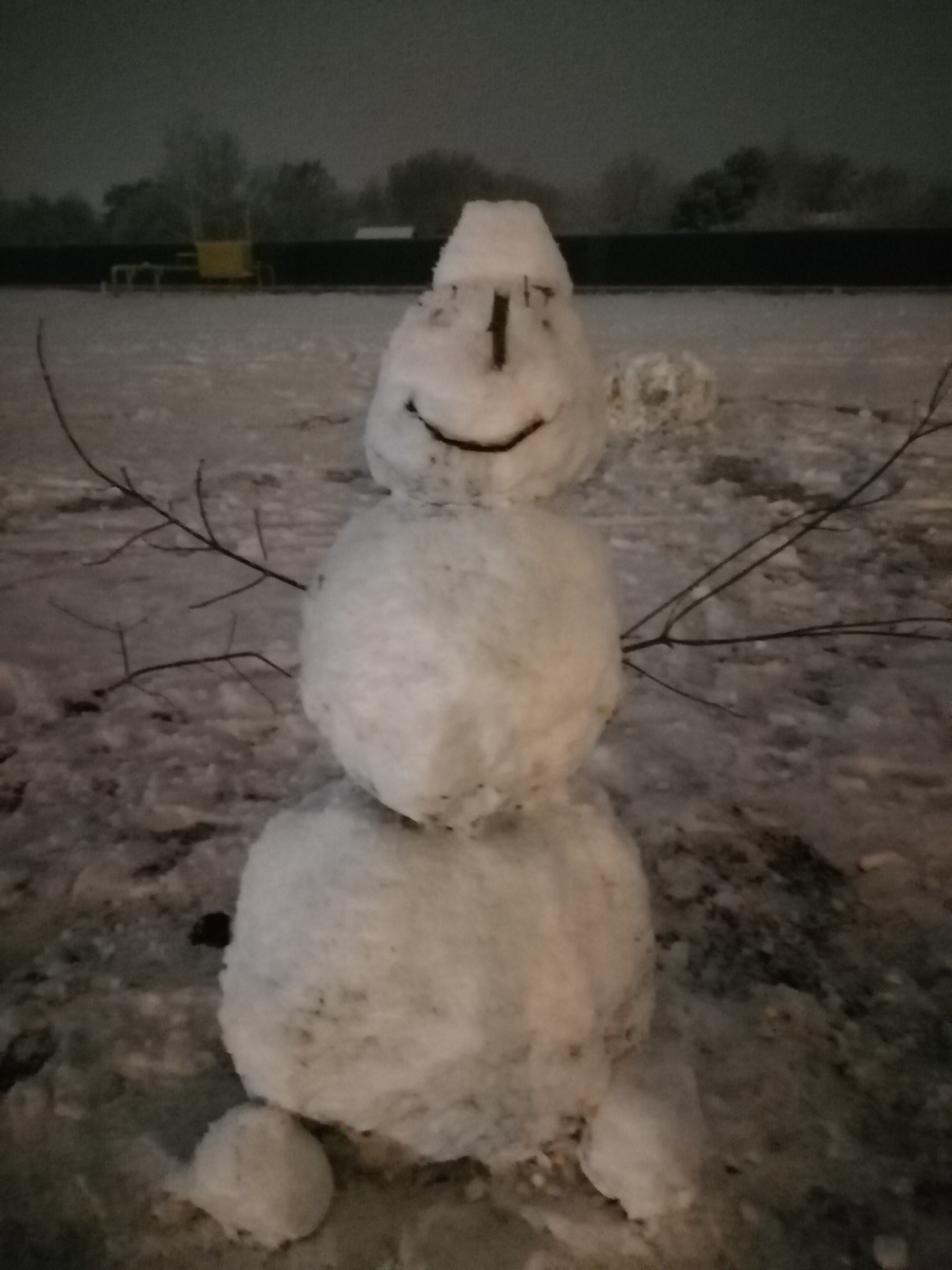 Вот такой чудный вечерний Снеговичок.