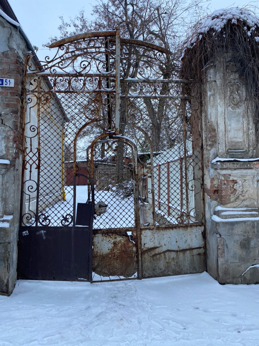 Те же ворота в наши дни 