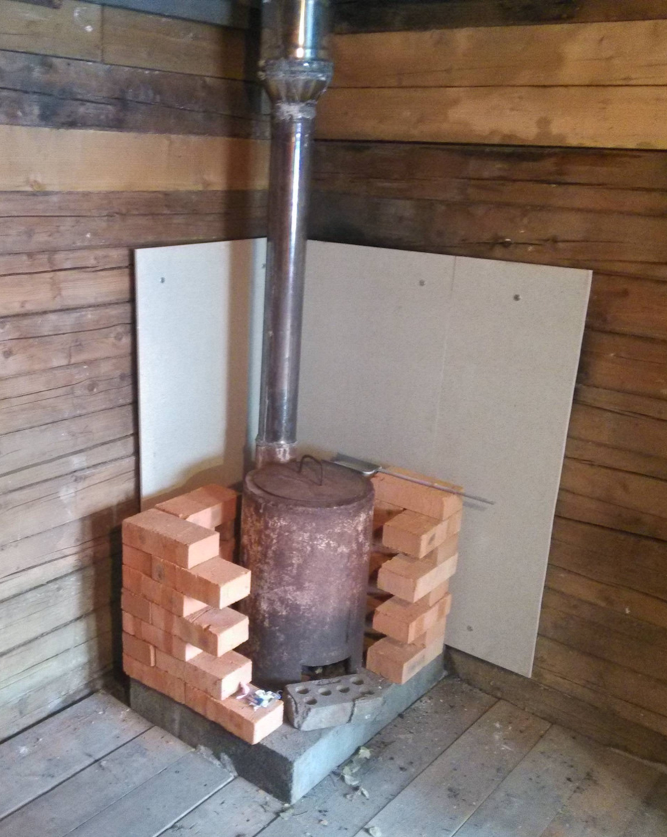 Обкладка печи в бане кирпичом. Обкладка печи изистим кирпичом. Обкладка стальной печи для бани кирпичом. Обкладка железной банной печи кирпичом. Обкладка печи в бане кирпичом.