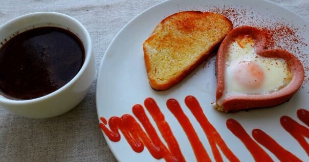 Такой легкий и простой завтрак станет очень приятной неожиданностью для вашей второй половинки и с утра поднимет ей настроение! Как видите, в этом рецепт нет совершенно ничего сложного, с ним справится повар любого уровня, поэтому вам больше не придется искать вариант сытного легкого завтрака. Большое значение в этом рецепте имеет подача: рекомендую подавать яичницу с гренкой, украсив все кетчупом, так будет очень красиво. Гренку вы можете приготовить как на сковороде, так и в тостере. 