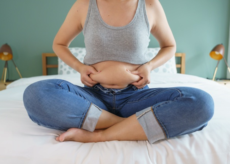 При нарушении метаболизма, в первую очередь откладывается жир на животе и в области талии. Причем, если не принимать меры, его количество буквально "растет на глазах".