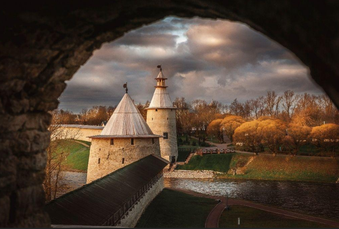 1) город псков. псков кремль мосты. где сейчас находится псков. города россии псков. псковский кром псков.