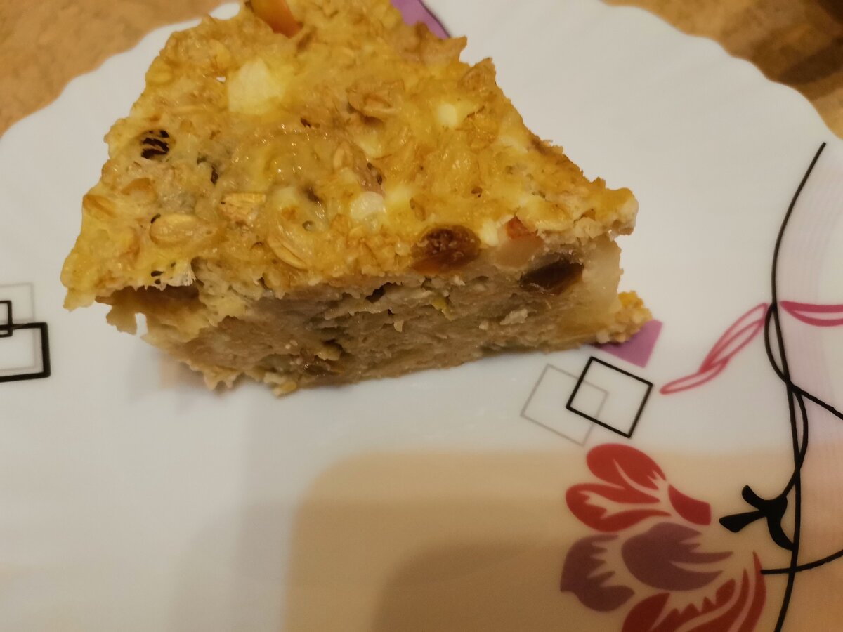 Готовая выпечка. Уже остыла и я отрезала кусочек. Мне вкусно. 