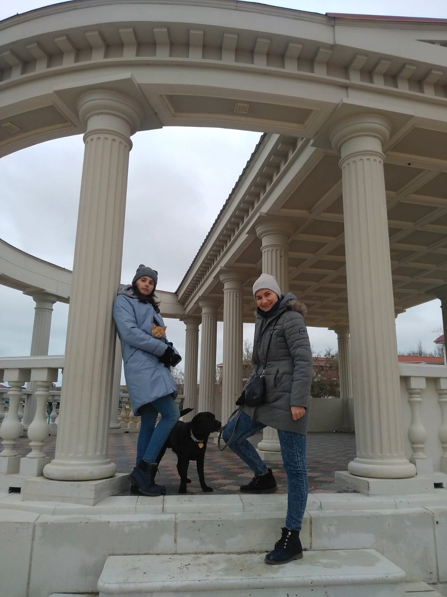 Мама Татьяна, дочь Алиса, лабрадор Питти