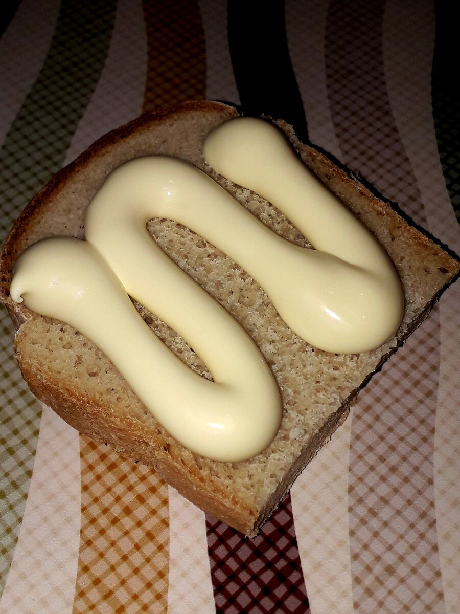 Запеченный хлеб с сыром, луком и чесноком