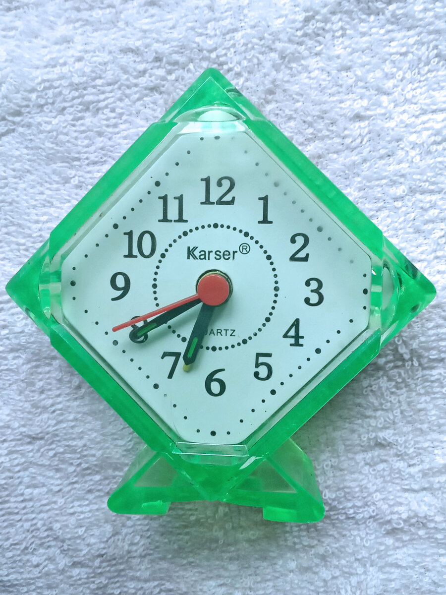  кварцевый будильник