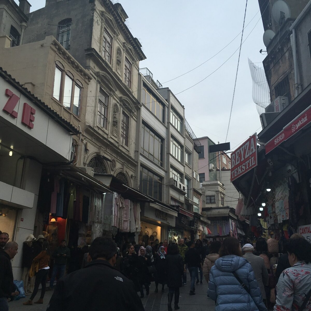 В исторической части практически каждый дом предоставляет жилье