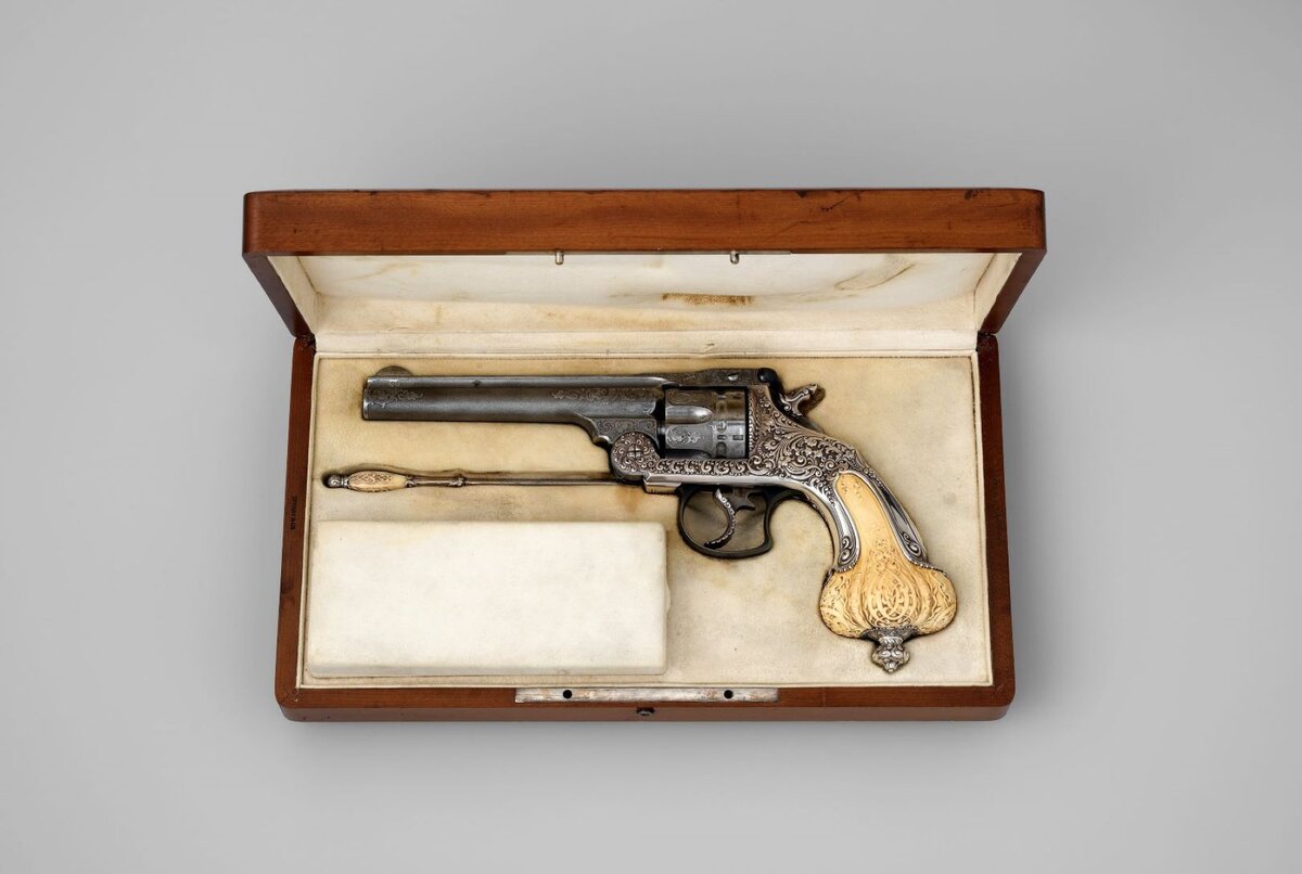 Револьвер Smith & Wesson .44 decorated by Tiffany & Co в футляре. Сталь, серебро, слоновая кость. 1893 год, США. © Метрополитен-музей, Нью-Йорк