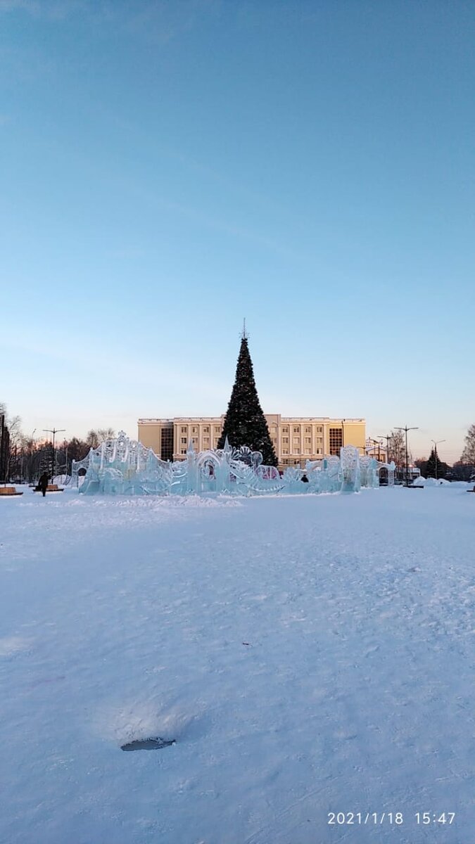 Центральная площадь города Ижевска. На заднем плане Дом Правительства...прям вот с большой буквы всё