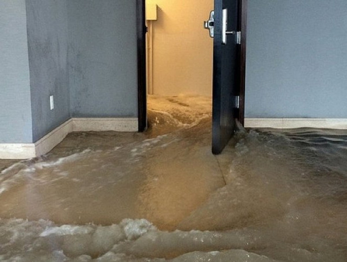 Потоп в квартире. Вода на полу. Затопили квартиру. Затопило квартиру.