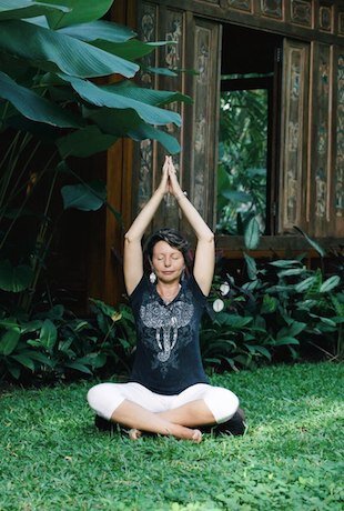 "Увлеченная йогой и ее философией, я поняла, что при лечении моих больных я постоянно вставала перед проблемами, которые не могла разрешить с только с помощью китайской медицины. Аюрведа же позволяла ответить на многие вопросы. Особенно помогала чакра – психология, которая позволила мне идентифицировать корни многих заболеваний, уходившие в определенный период развития личности"