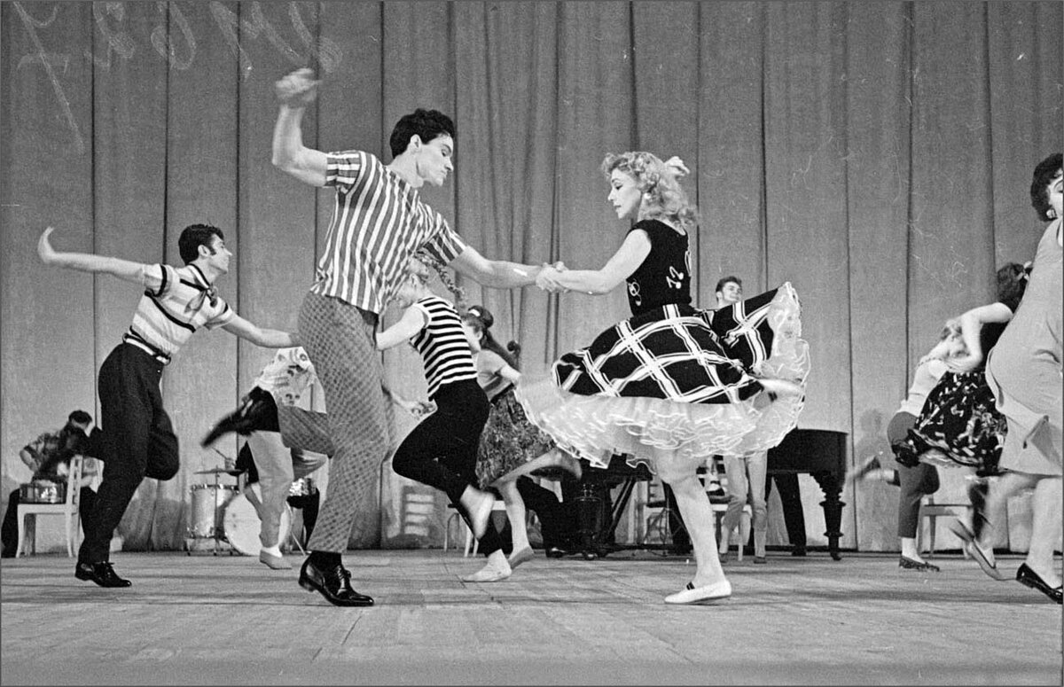 Танцующее трио. Танцы СССР. 10 Февраля 1937 года создан государственной ансамбль танца СССР.