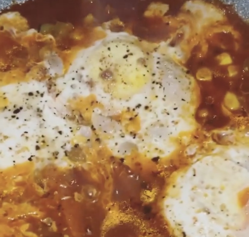 Присыпьте свежемолотым чёрным перцем. 