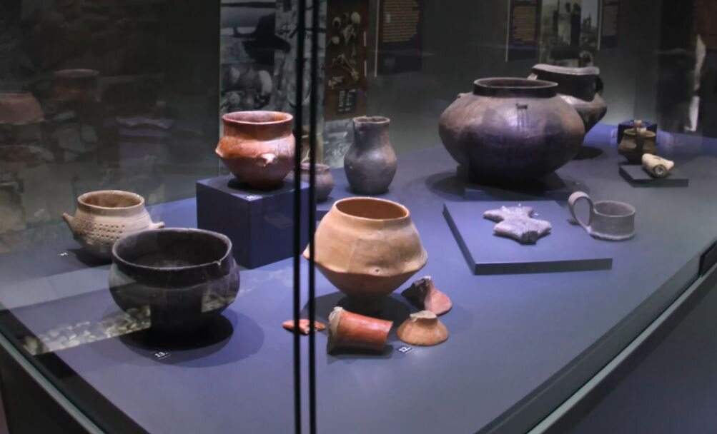 Серо-черная лощеная керамика Винча из археологического памятника Бело Брдо в Национальном музее Сербии (Белград).