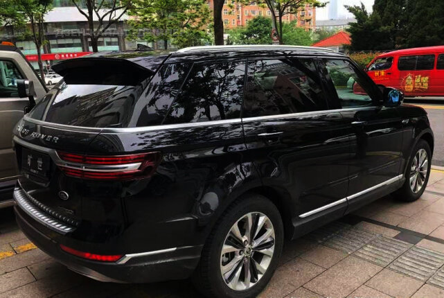 Китайцы пишут, шильдики Range Rover предлагают как "доп" прямо в автосалонах!