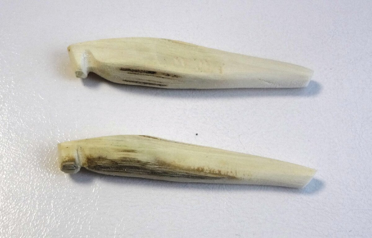 Заготовки вырезаны остро отточенным ножом из сердцевины репья. Горбушка кузнечика формируется в месте ответвления бокового побега от основного ствола репья.