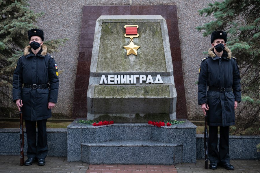 Памятный камень “Ленинград” на аллее городов-героев в Севастополе.