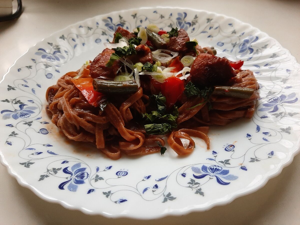                                                 Гречневая лапша с индюшкой и овощами