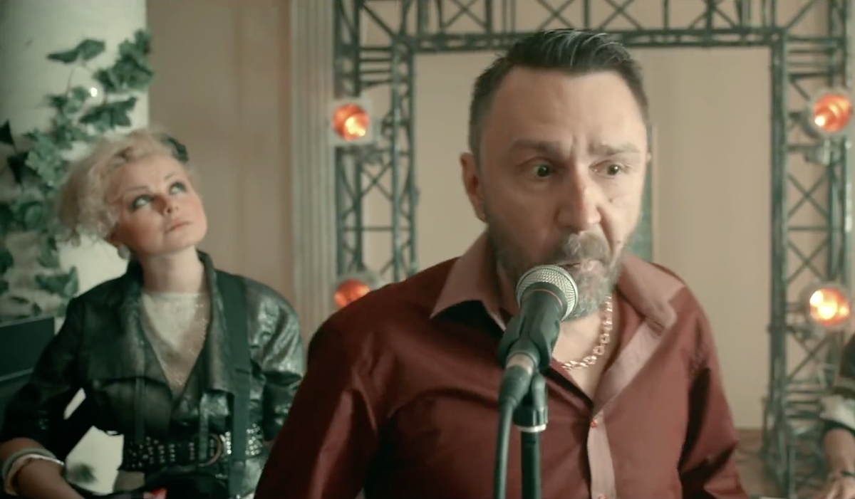 Кадр из клипа "Бомба" группы Ленинград. Просто для иллюстрации. И песни у Шнурова есть очень хорошие