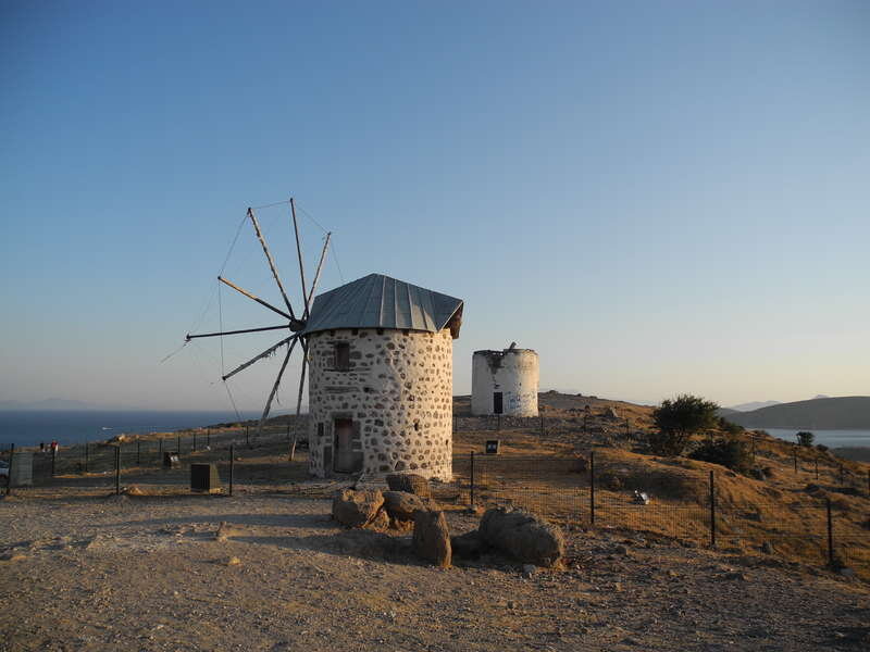 Ветреный холм 3. Бодрум Ветряные мельницы. Ветряные мельницы в Бодруме. Каменные Ветряные мельницы Бодрум. Мельницы Гюмбет.