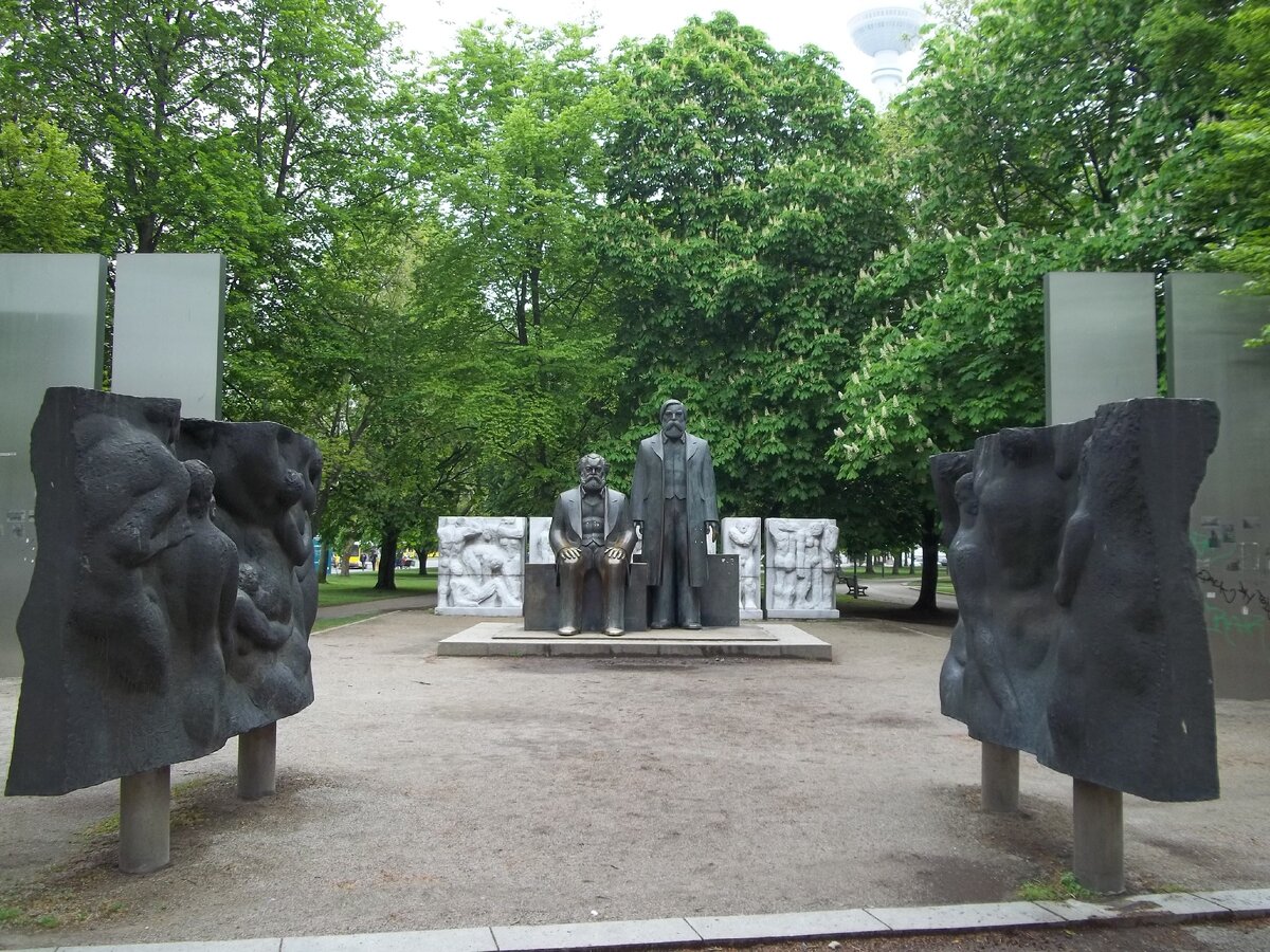 Памятник Марксу и Энгельсу в Берлине