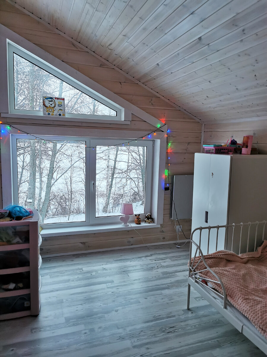 В детской батарея тоже повешена вертикально. 8 квадратов обогревает отлично. Даже выключаем, потому что становится жарко