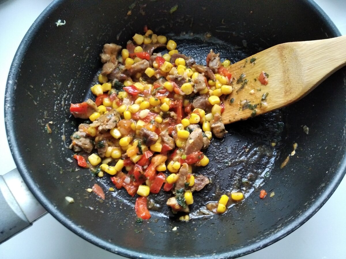 Половину начинки уже выложила