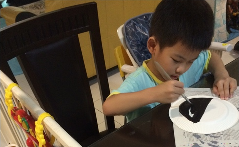 тарелку с внешней стороны красим в черный цвет (crafty-crafted.com) 