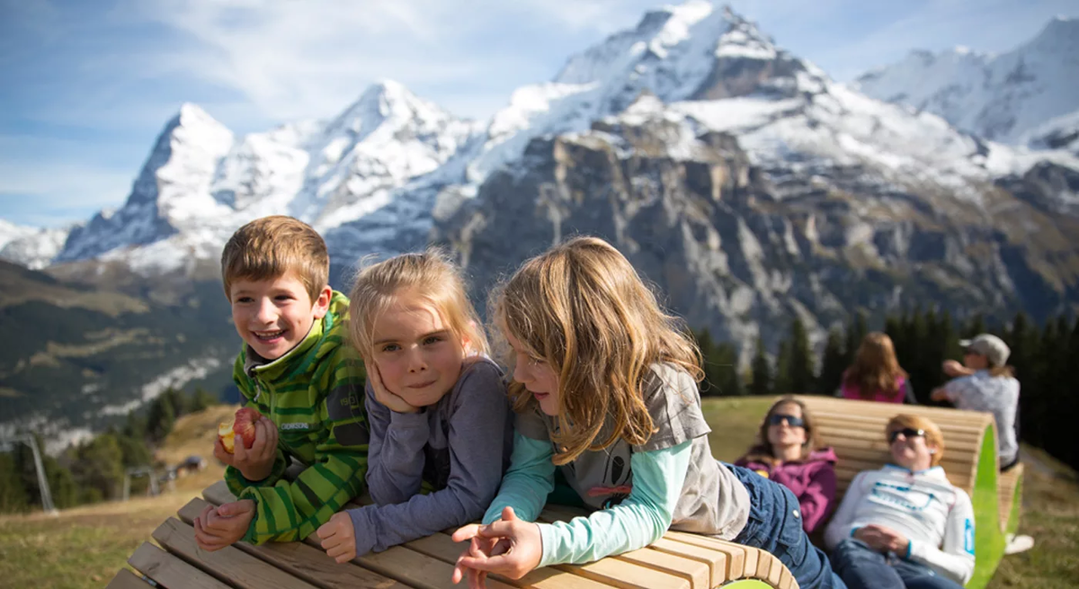 Швейцария уровень жизни. Jungfrau Park Швейцария. Семья в Швейцарии. Дошкольник в Швейцария. Дошкольное воспитание в Швейцарии.