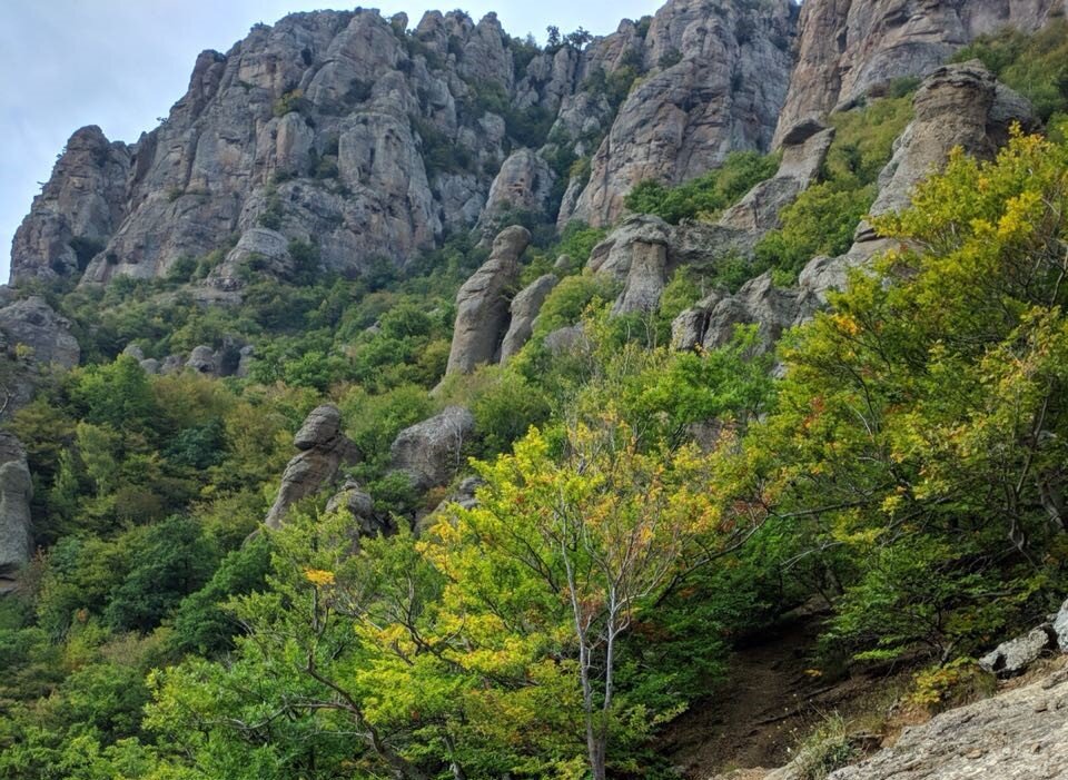 скалы у подножья