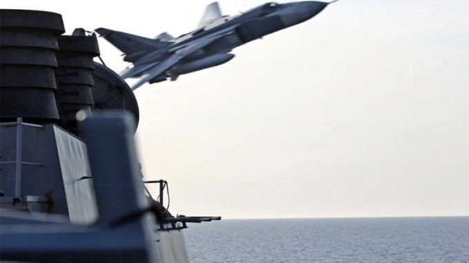 Пролет СУ-24 на фоне надстроек USS Donald Cook . Источник: mymsk.online