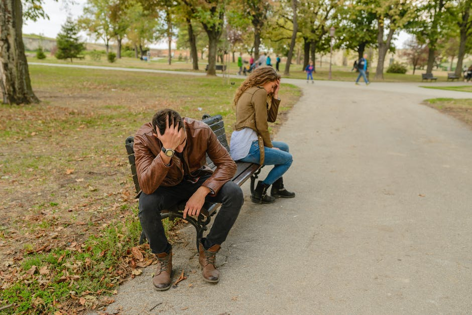 Фото https://www.pexels.com/photo/man-and-woman-sitting-on-bench-984953/