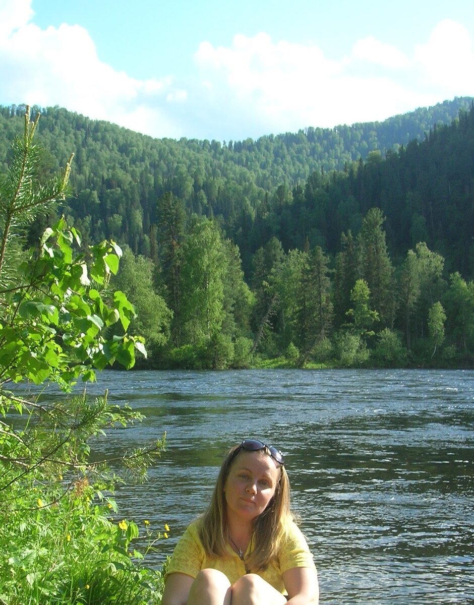 Река Бия вытекает из Телецкого озера. Горный Алтай, недалеко от села Артыбаш.