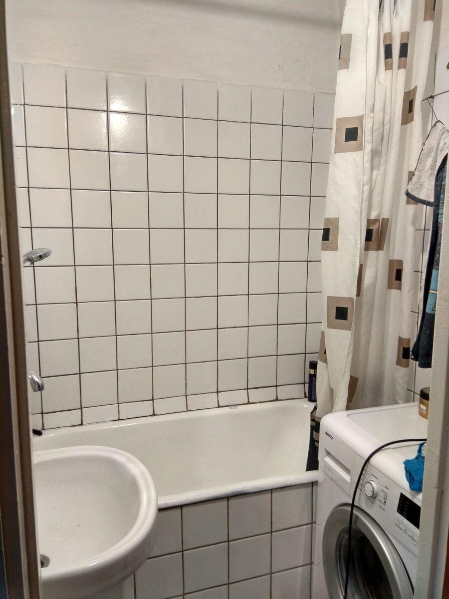 Светская плитка. Приклеена была на совесть.