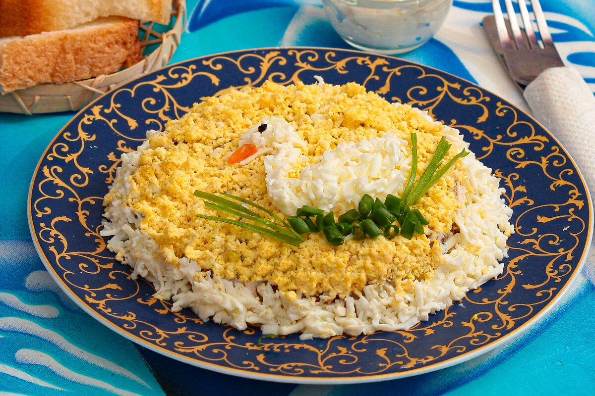 Салат белый лебедь украшение. Салат лебедь с копченой курицей. Форма лебедя на салат. Салат белый лебедь рецепт. Салат белый лебедь с грибами и копченой курицей.